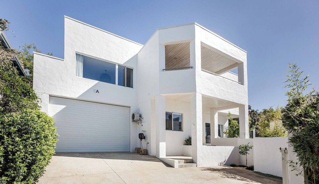 DECADENT & STYLISH 2 STOREY COASTAL RETREAT