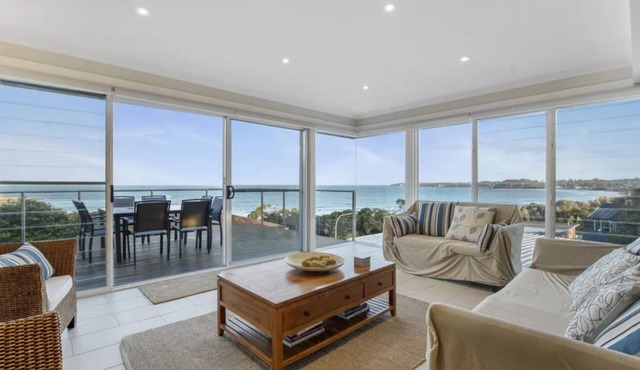 Deja View - Breathtaking Beach House in Mollymook in Mollymook Beach