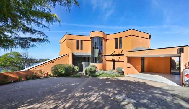 Deja Views - Large House with external studio apartments with water views in Kalimna