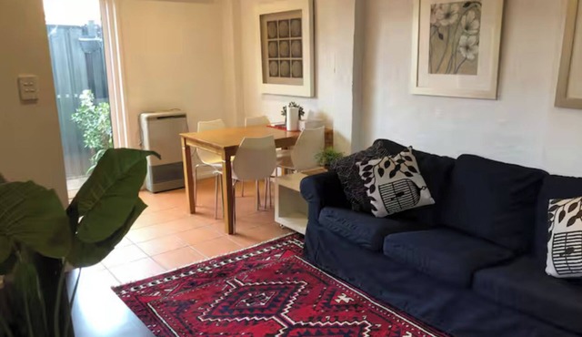Delightful Private 1 bed apt, 1 min to train, cafes, shops