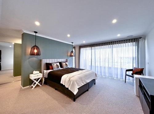 Deluxe Master Bedroom in Melbourne west in Wyndham Vale