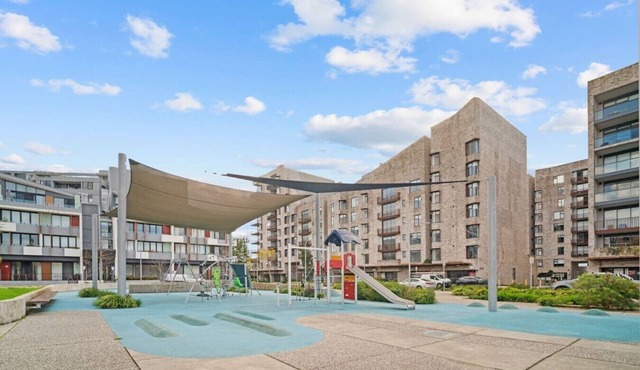 Designer 1BR Apt | Rooftop Oasis & Fast CBD Access in Rosebery