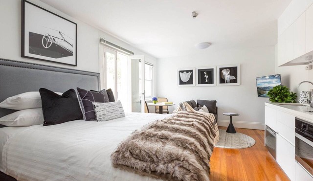 Designer Studio in Grand Manor 20 min From Sydney