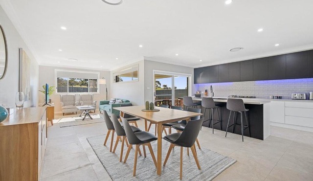 Devan House - An Entertainers' Retreat Close to Town in Mudgee