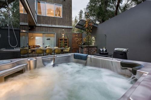 Djurapin - Sophisticated Coastal Haven with Jacuzzi in Dunsborough