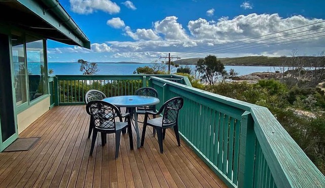 Dolphinview is a 2 storey holiday home with magnificent water vDoliews in Coffin Bay