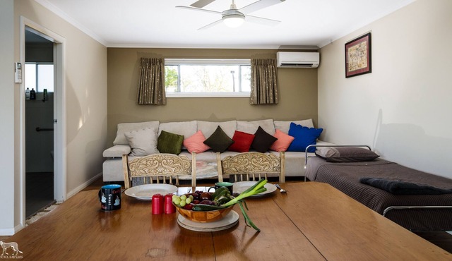Earth Studio with shared kitchen, short drive to Zoo, rural setting in Dubbo