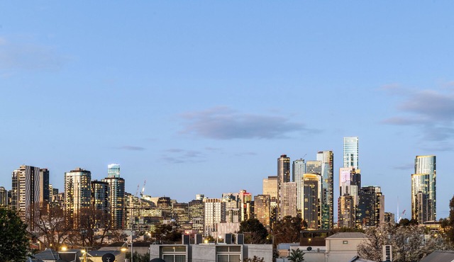 Ease And Grace in Luxe Port Melbourne Townhouse. City Views. Newly renovated.