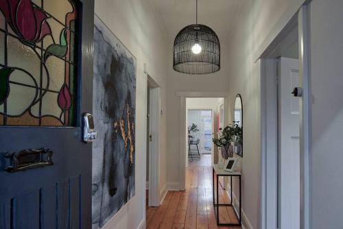 Eaton Cottage - Charming Hideaway Near Cafés & CBD in Colonel Light Gardens