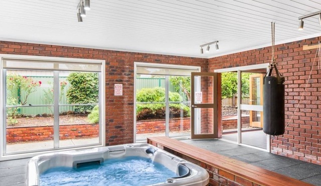 Edgewater Beachfront with Spa and Woodfire Oven in Clifton Springs