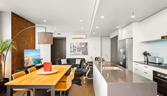 Elegant 1-Bed by Riverside Park & Amenities