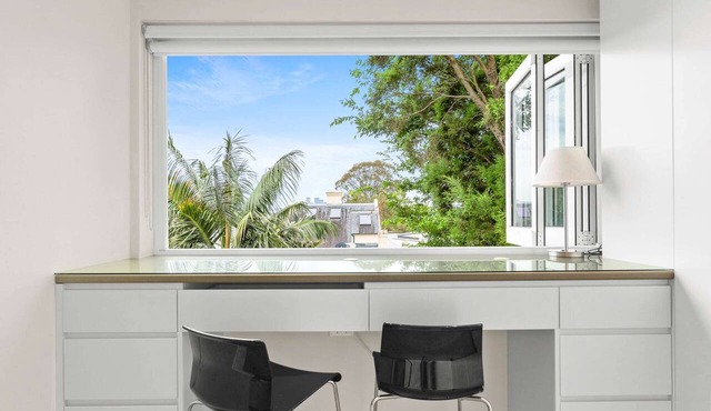 Elegant 1-Bed with Study by Balmain Wharf