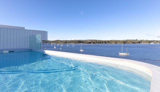 Elegant Bay Side 1-Bed Apartment with Views