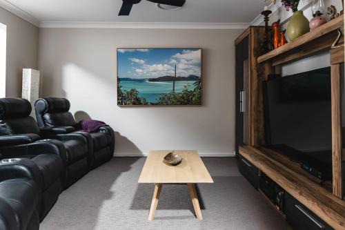 Entertainer's Paradise! Child =& pet friendly Pool spa, movie room - close to Australia Zoo