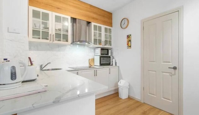 Entire Private unit - 13 minutes to airport