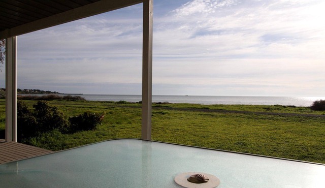 Escape on Esplanade ~ Absolute Beachfront - Winter Specials!!!