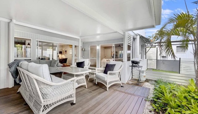 Escape to Emerald Springs - Pool & Tennis Court in Mooloolaba