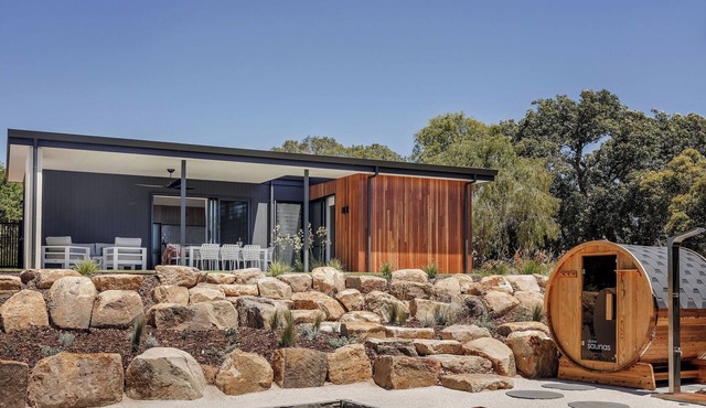 ESCAPE TO PICTURESQUE EAGLE BAY IN THIS BEAUTIFULLY APPOINTED 2 BED STUDIO