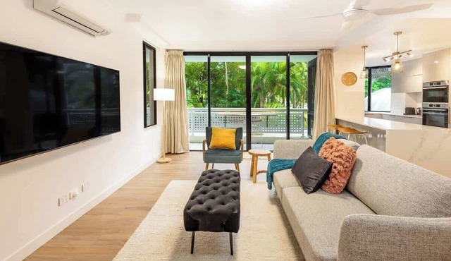 Esplanade Escape—Poolside Living by the Waterfront