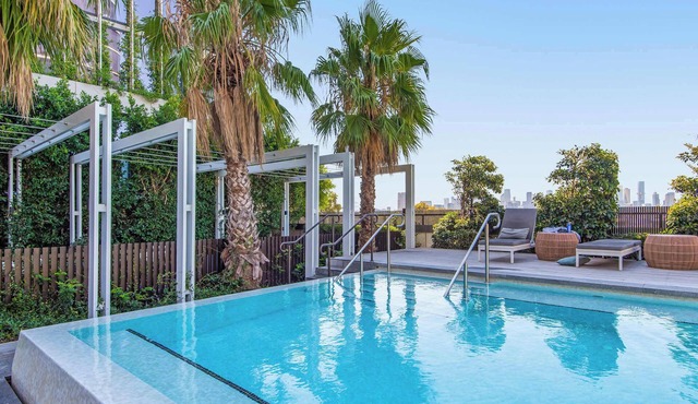 Executive apt. +views +parking in beachside resort in Port Melbourne