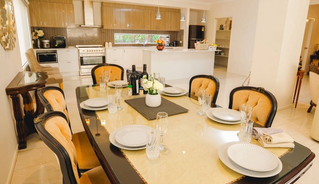 Fairway for your Holiday Large 5 bedroom home with split system AC & heaters