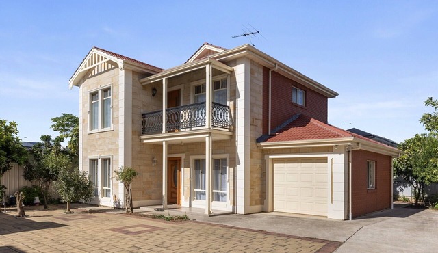 Family-Friendly 4-Bed Home with Parking