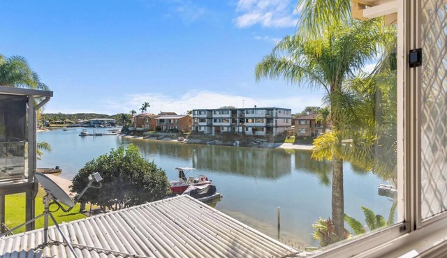 Family Friendly 2 Bed Flat with Balcony