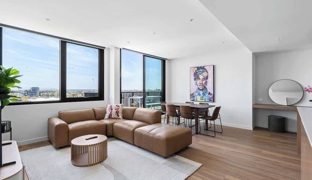 Family Friendly 3BR Apt with Parking & Workspace