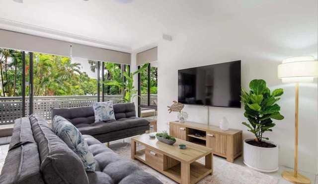 Family Friendly Cairns Apartment with Pool View in Cairns City