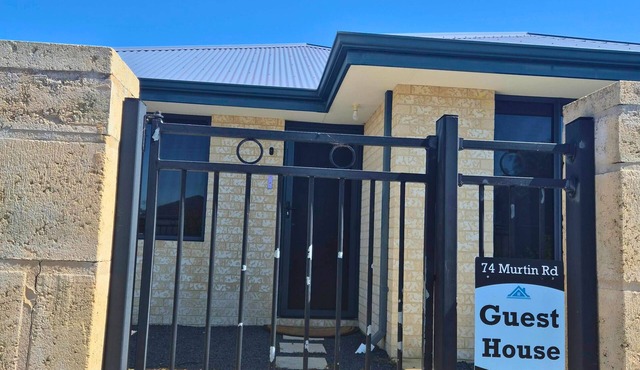 Family Friendly Dalyellup Guesthouse, Walk to shops. Near Beach & Bunbury.