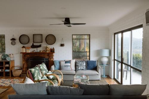 Family Fun On The Farm! Close to Kenilworth Stylish Feed Friendly Cows Breathtaking 360 Views