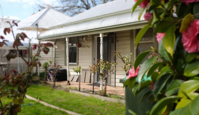 Family & Pet friendly, fenced yard, walk to town centre