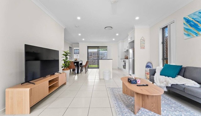 Family Stay |Central Air-Con| Parking| Near Shops