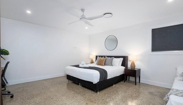 Family Waterfront Escape - Pool, 2 King rooms in Gold Coast