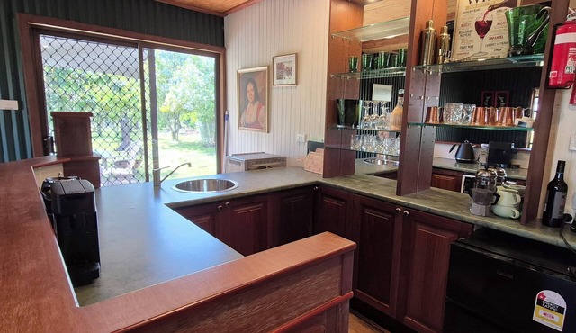 Firefly Retreat - Charming Cottage on 10 Acres in Firefly