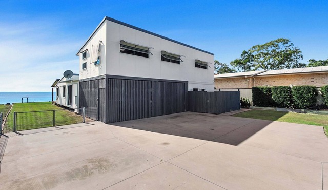 Fish Tales - Absolute Waterfront Toogoom-Sleeps 8-Air Con-Wi-Fi-Pets in Toogoom