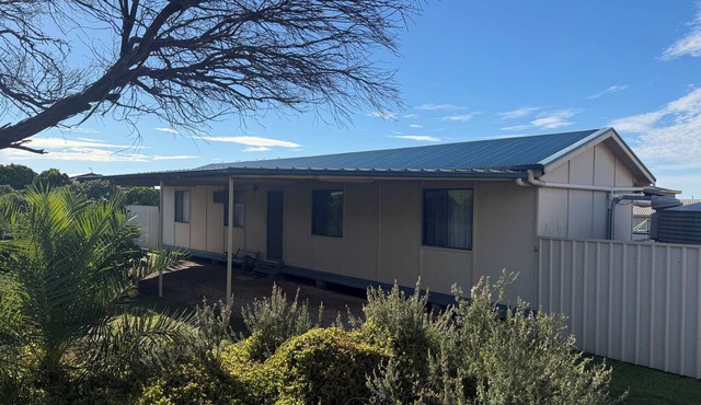 Flahertys Retreat - Close to beach! Dog friendly! LINEN PROVIDED!