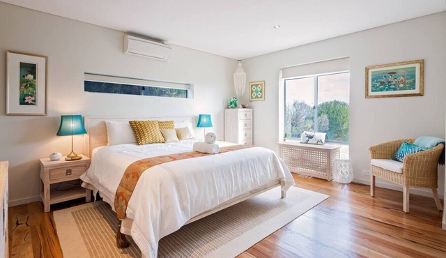 Fragrant Harbour - pet-friendly escape with cosy wood fire & stunning ocean views
