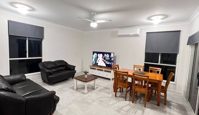Fully A/C Modern 4BRH | Ensuite, 2 Bathrooms & Garage UP TO 14 GUEST