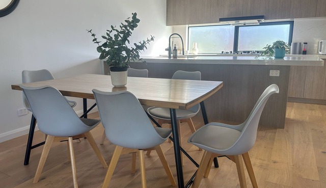 Glen waverley four bedroom townhouse WIFI Garage