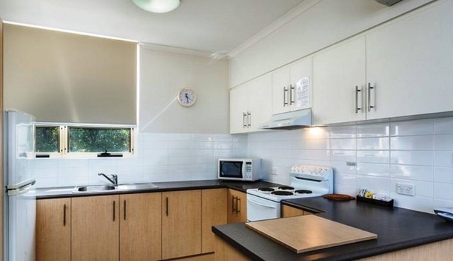 Glenelg Holiday Apartments-Corfu, 200 Meters to the Beach, Free Parking