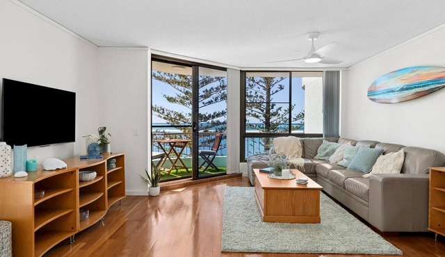 Golden Views Hideaway - Beachside Apartment