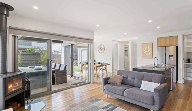 Golf Course Front Stylish Townhouse w/Pool Access in Cowes