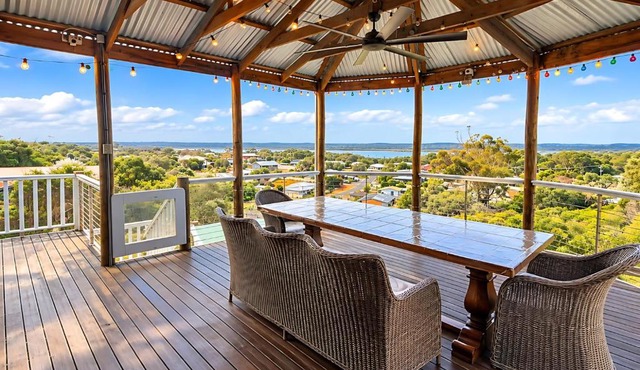 Gracie & Dans Coastal Retreat Lake Views Sleeps 5, 2Bath Golf & Beach Walk in Preston Beach