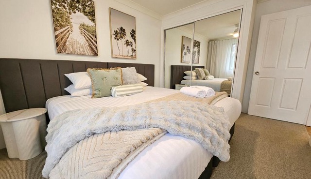 Great Lakes Short Stay Accommodation - Lake Street Apartment in Tuncurry