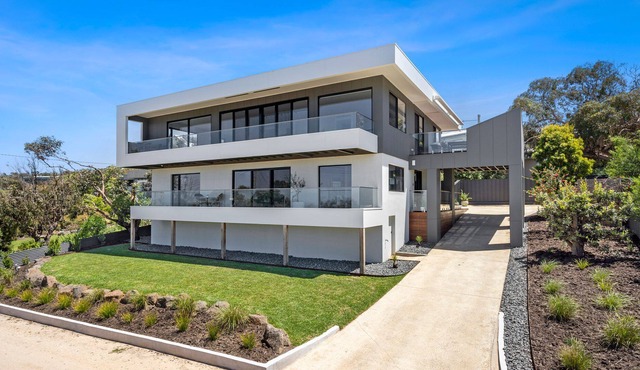 Great Ocean Views, Ultra-modern contemporary house situated in an exclusive area in Anglesea