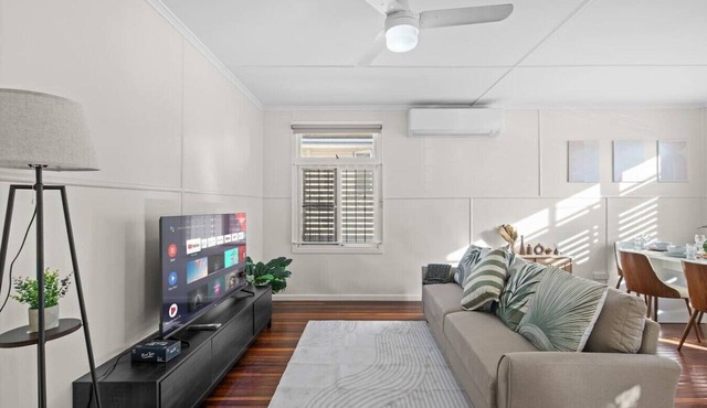 Great Value 5BR Home | Near River & Great Location in Yeronga