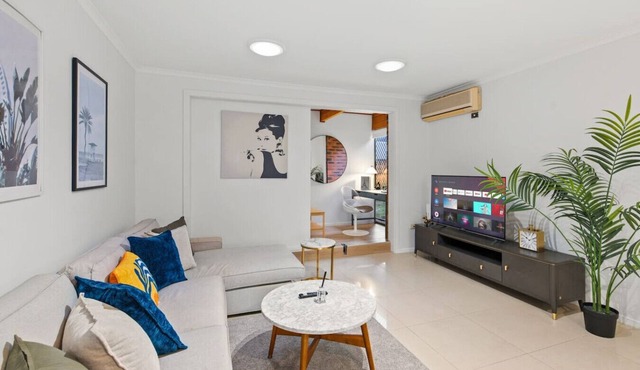 Great Value for Groups | Central Location w/Pool