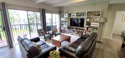 Greville Getaway by Book Jervis Bay - Waterfront Family Stay Sleeps 10