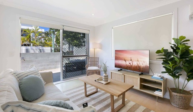 Ground Floor 2-Bed Mermaid Beach Pad with Parking in Mermaid Beach